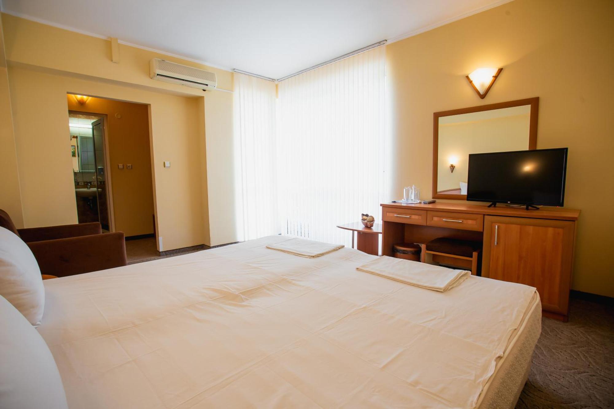 Hotel Dolphin Ravda Exterior photo