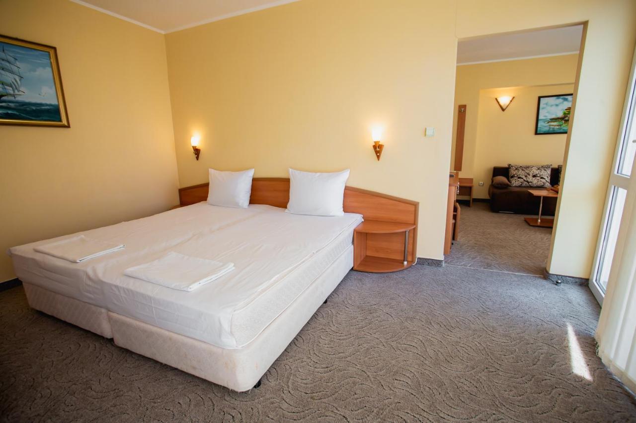Hotel Dolphin Ravda Exterior photo